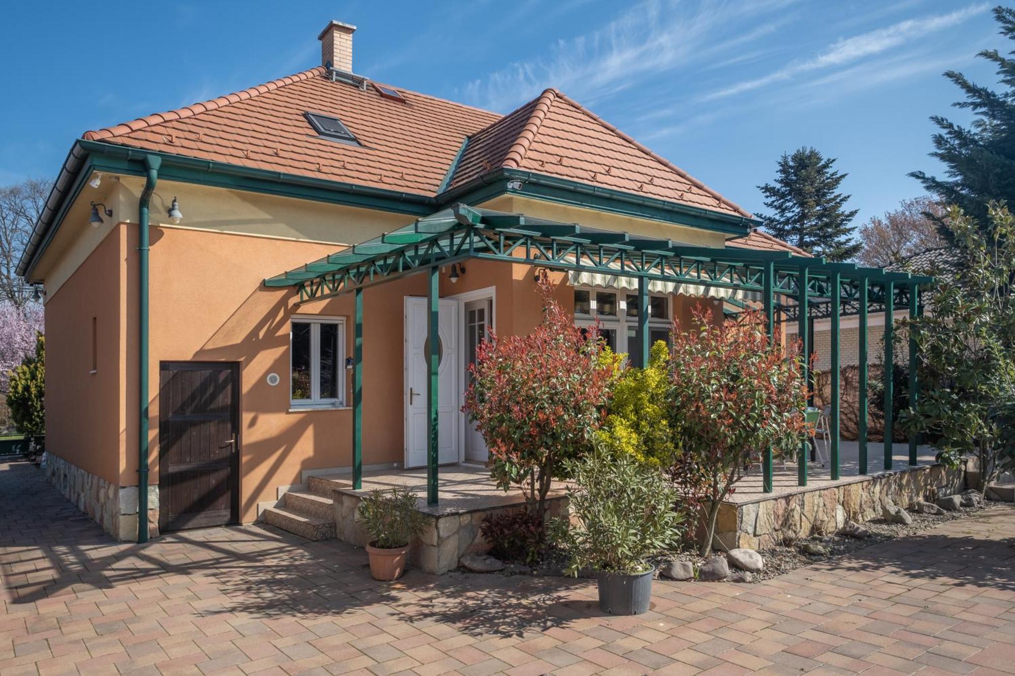 Vilă Giovanni's Airport House *